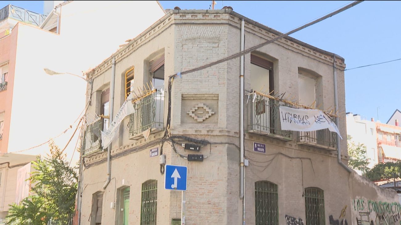 Comienza la demolición de La Higuera, edificio neomudéjar ocupado