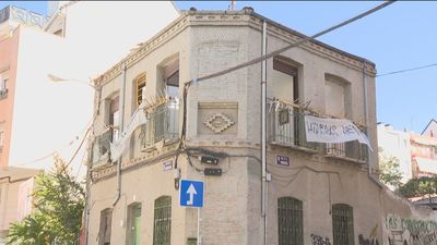 Comienza la demolición de La Higuera, edificio neomudéjar ocupado