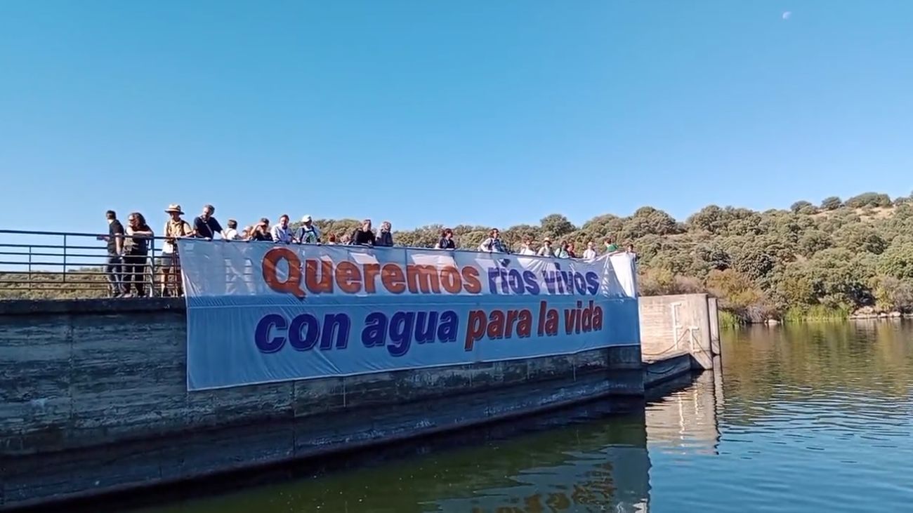 Protesta en la presa de Cerro Alarcón, en Navalagamella