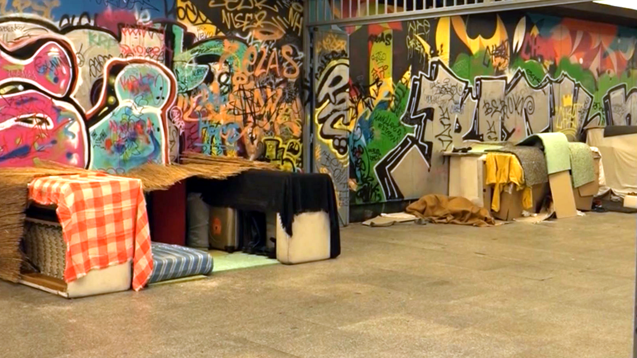 Entre peleas, inseguridad y ruido, así viven las personas sin hogar de la plaza de los Cubos