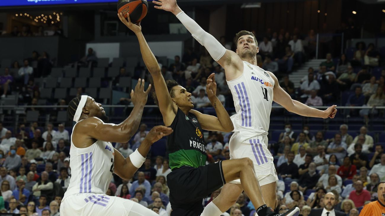 El alero del Joventut Yannik Kraag, con el balón ante los jugadores del Real Madrid