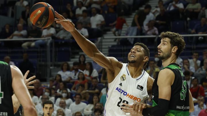 El pívot del Real Madrid Tavares con el balón ante el pívot del Joventut de Badalona Ante Tomic / EFE