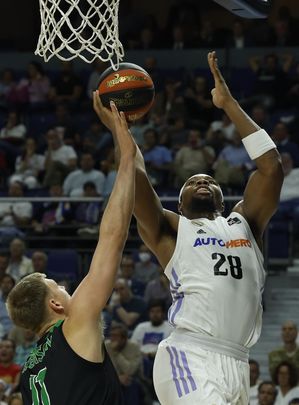El ala pívot del Real Madrid Yabusele (d) y el pívot del Juventut de Badalona Henry Ellenson durante el partido / EFE