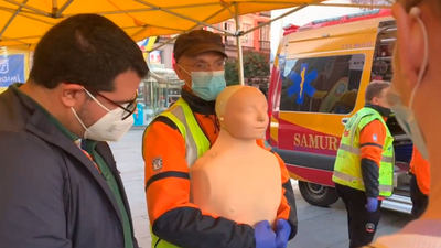 El SAMUR-PC enseña a los madrileños a a realizar técnicas de reanimación cardiopulmonar en Callao