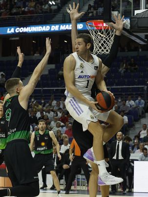 El alero del Real Madrid Causeur con el balón ante el escolta del Joventut de Badalona Kyle Guy / EFE