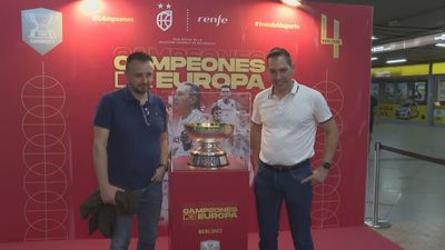 Los viajeros de Cercanías Madrid podrán fotografiarse en Atocha con la copa del Eurobasket