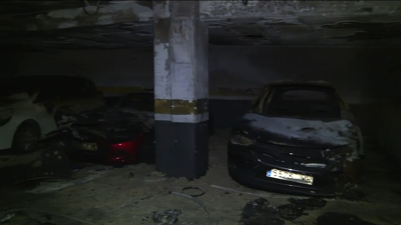 Cinco vehículos calcinados en el incendio sin heridos del garaje en Usera