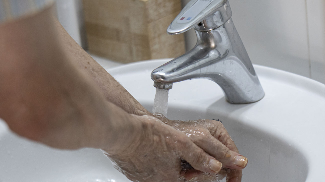 Una persona se lava las manos