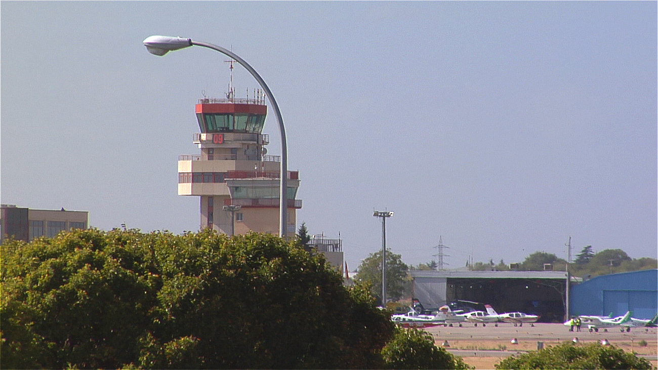 Los vecinos de Cuatro Vientos, hartos del ruido que origina el aeródromo