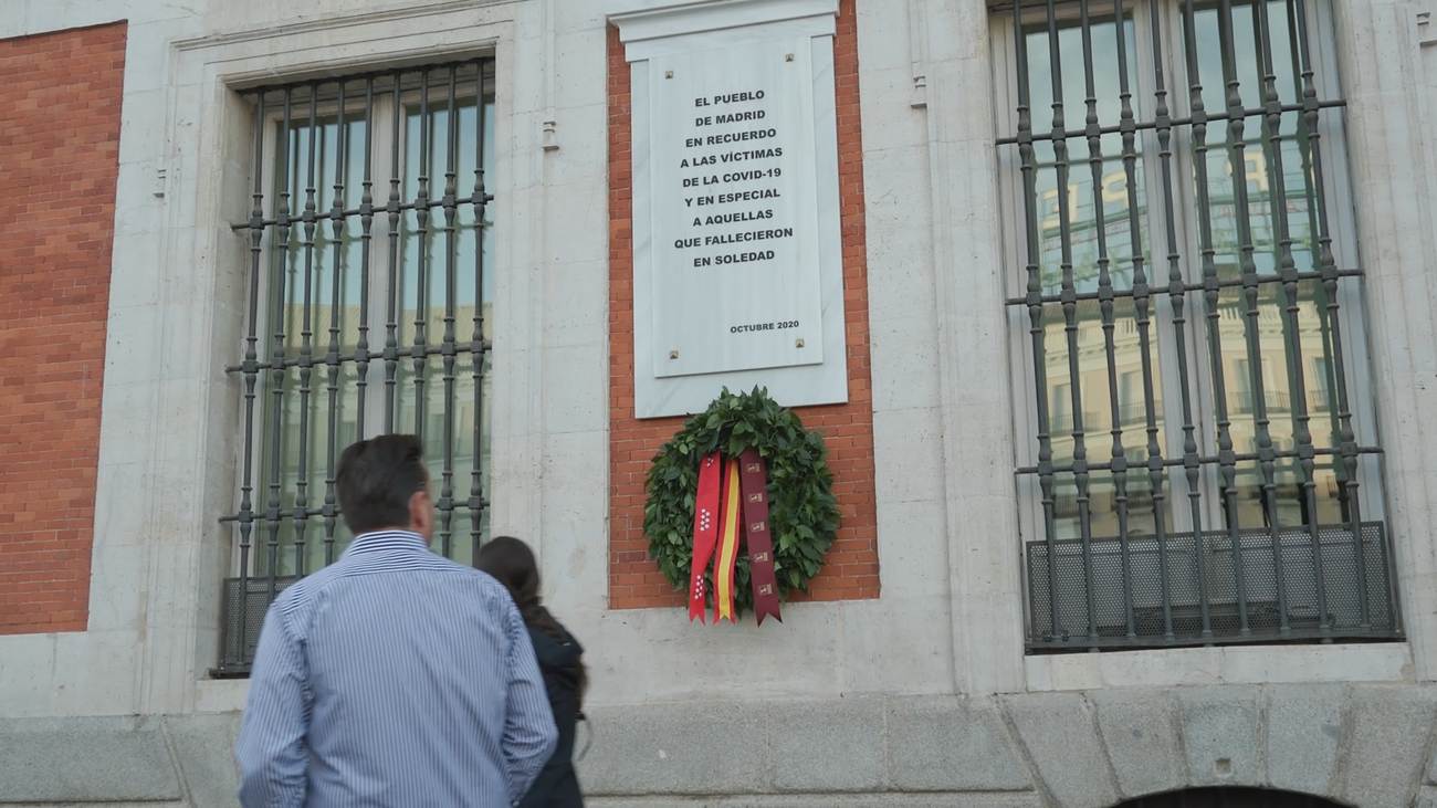 La Comunidad de Madrid renueva el homenaje a las víctimas de la covid-19 en la Puerta del Sol