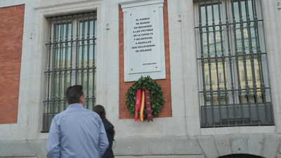 La Comunidad de Madrid renueva el homenaje a las víctimas de la covid-19 en la Puerta del Sol