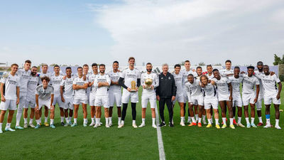 Benzema y Courtois comparten con sus compañeros el Balón de Oro y el Trofeo Yashin