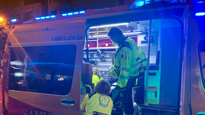 Rescatan a tres niños y sus padres por la fachada de una vivienda incendiada en Usera