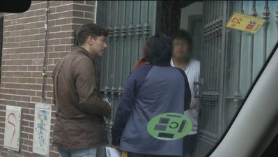 Sin ventilación y rodeados de suciedad, así viven los inquilinos de este hostal ilegal en Usera