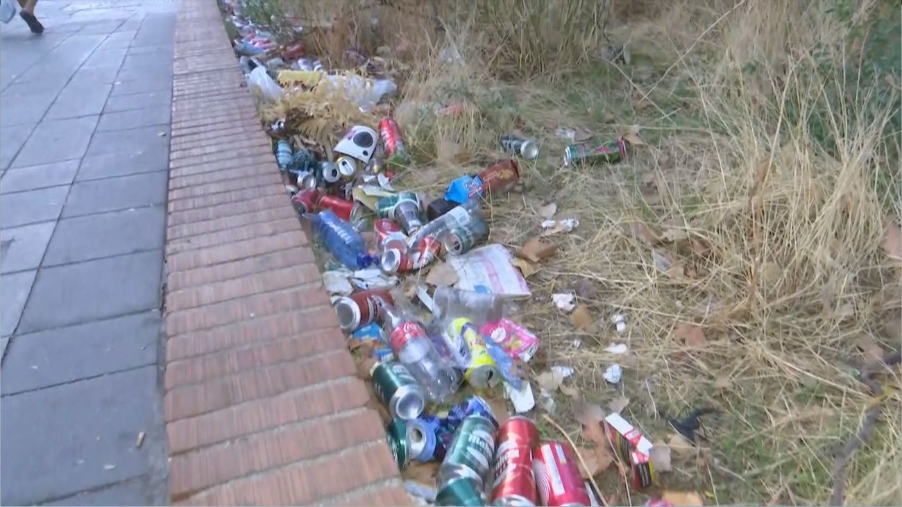 Los vecinos de Puente de Vallecas denuncian suciedad y abandono en las inmediaciones del estadio del Rayo