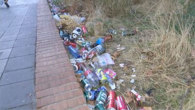 Los vecinos de Puente de Vallecas denuncian suciedad y abandono en las inmediaciones del estadio del Rayo