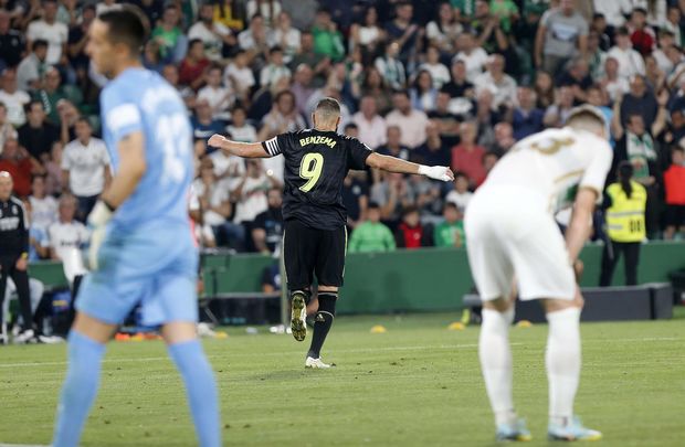 Benzema ante el Elche / EFE
