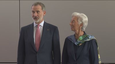 El rey Felipe VI visita la sede del BCE en Fráncfort antes de abandonar Alemania