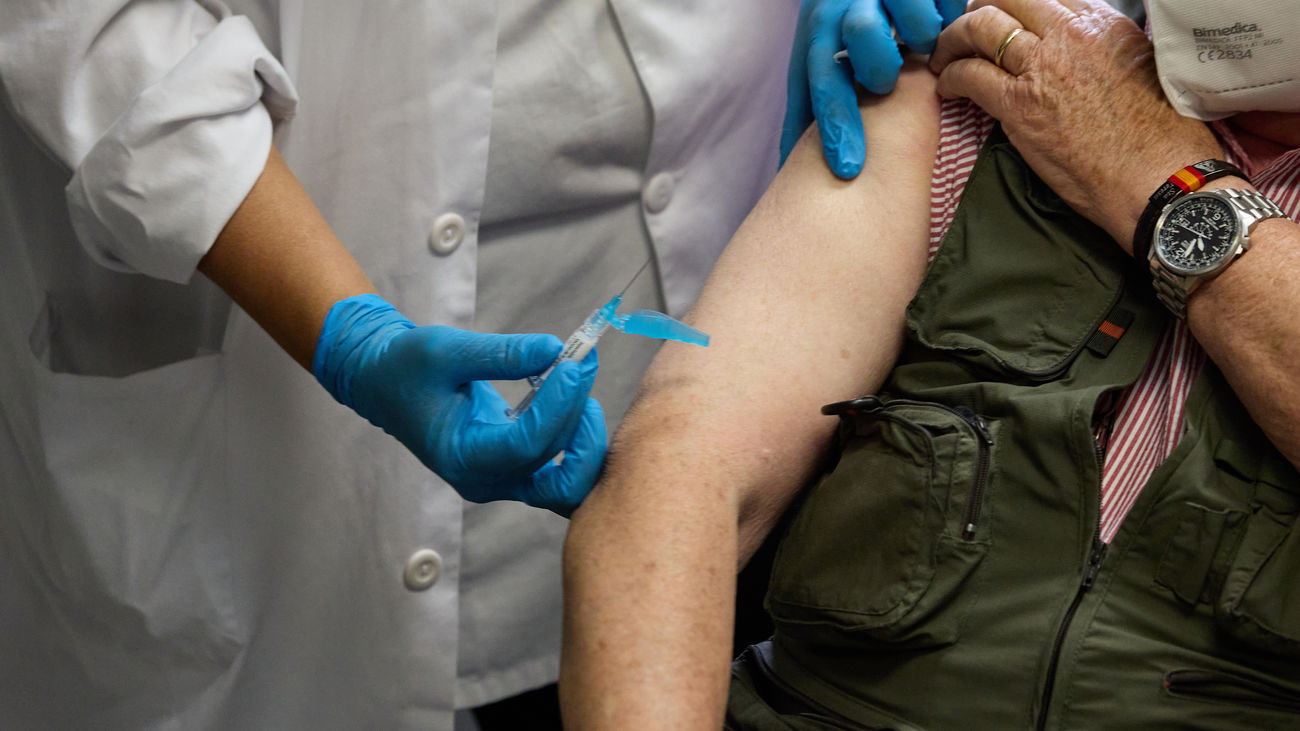 Un enfermero vacuna a un hombre en el Centro de Salud de Alameda de Osuna