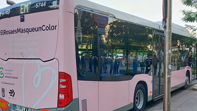 Un autobús de EMT de rosa para apoyar la campaña por el cáncer de mama