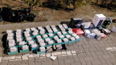 Pillan 'in fraganti' a dos jóvenes robando cajas con móviles de un camión