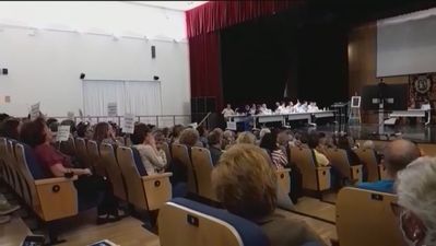 Lío en el Pleno de la Junta de Latina con protestas contra la recalificación del C.C. Ermita del Santo