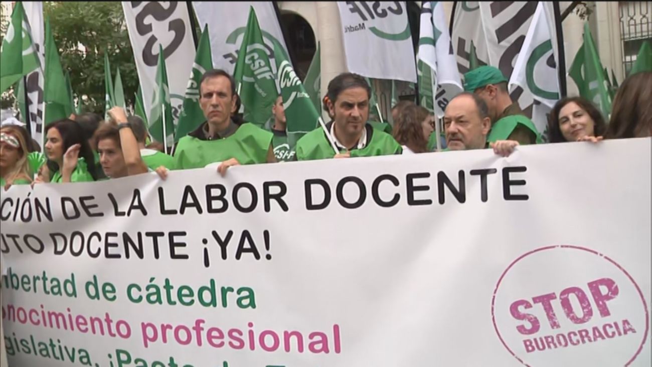 Profesores de toda España protestan ante el Ministerio de Educación para denunciar su situación laboral