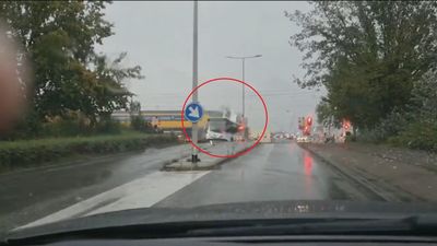 Brutal choque entre un tren y un autobús: nadie resultó herido