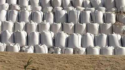 Numerosas sacas de cenizas tóxicas de la incineradora expuestas al aire libre en Valdemingómez