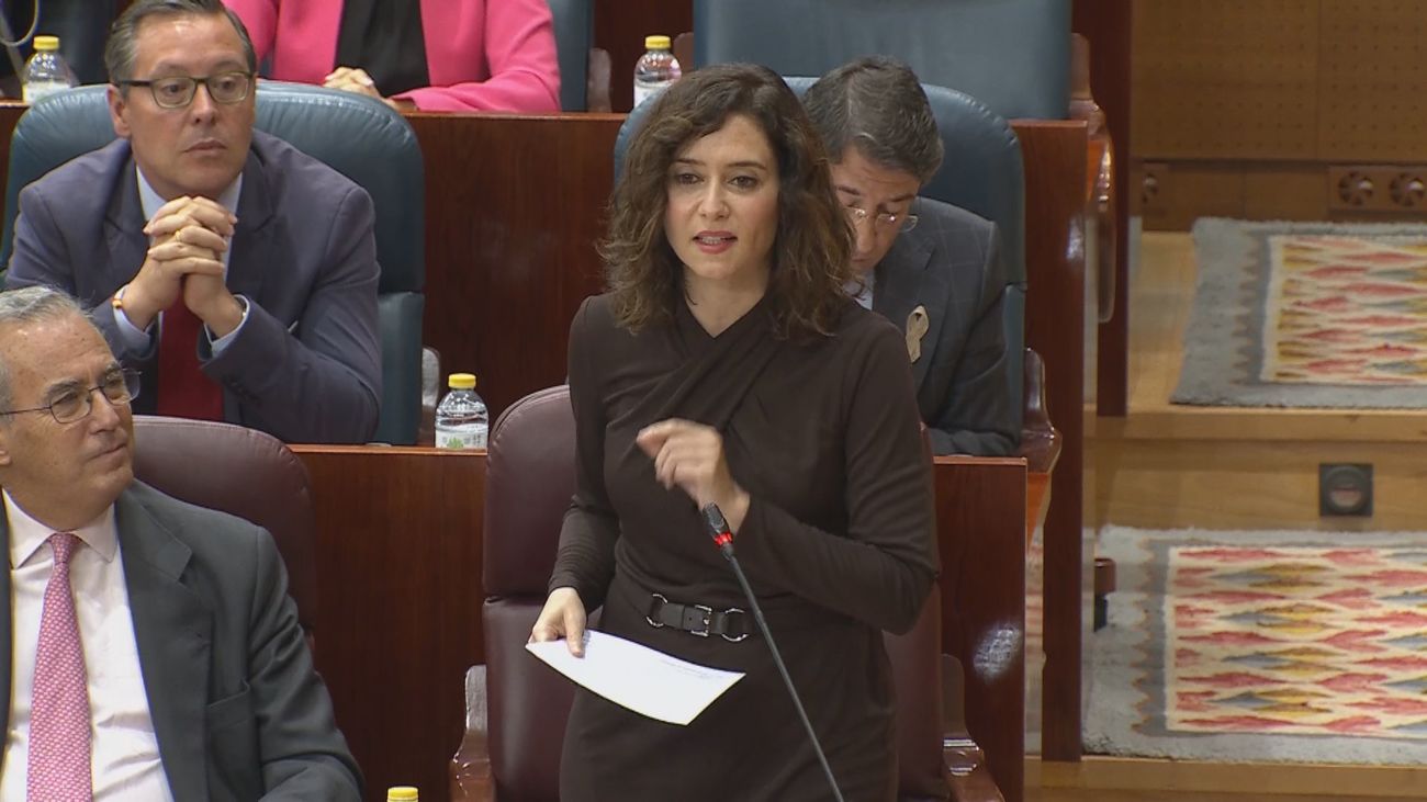 Ayuso acusa a la izquierda de "retorcer pancartas, residencias  y centros de salud"