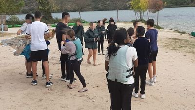 Rescatados 55 menores de Fuenlabrada que volcaron de sus piraguas en un embalse de Segovia