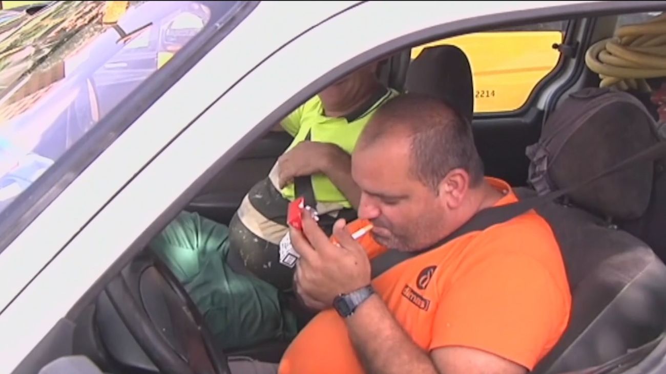 La Generalitat de Cataluña estudia prohibir fumar en el interior de los coches