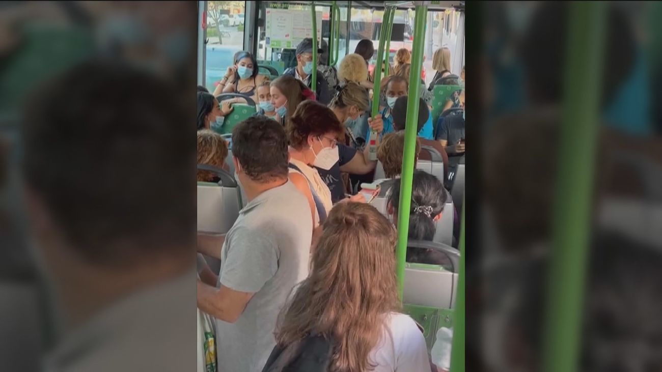 Bronca en un bus de Madrid: una mujer pone una reclamación ante la protesta del resto de viajeros