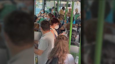 Bronca en un bus de Madrid: una mujer pone una reclamación ante la protesta del resto de viajeros