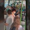 Bronca en un bus de Madrid: una mujer pone una reclamación ante la protesta del resto de viajeros