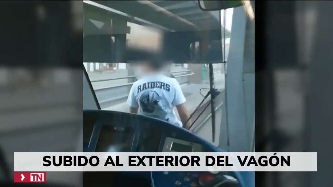 Se sube al tranvía de Parla en marcha y pone su vida en peligro