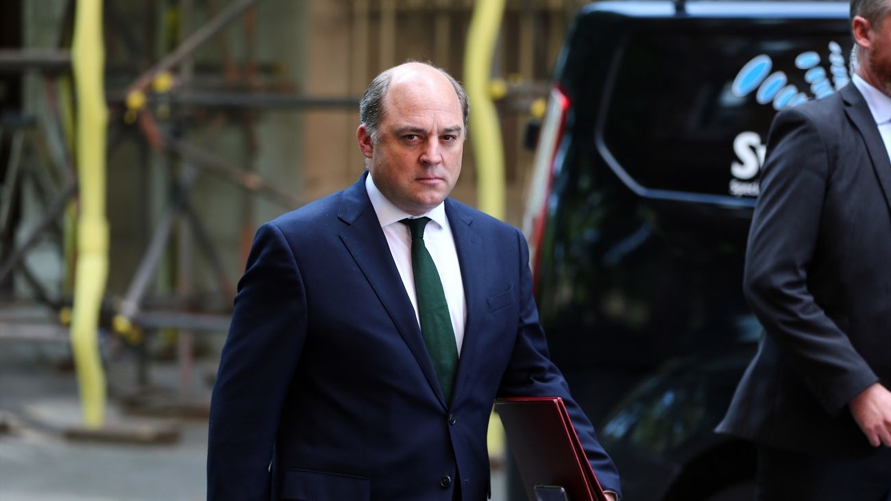 El ministro de Defensa británico se autodescarta como candidato a primer ministro y apoya a Johnson