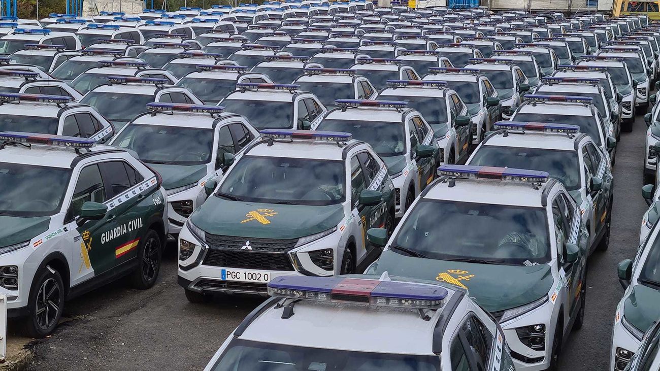 La nueva flota de vehículos de la Guardia Civil en una campa de Loeches