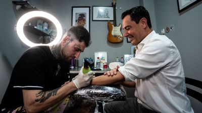 Juanma Moreno se tatúa el '58' de sus escaños