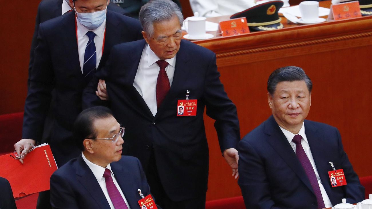 Hu Jintao, agarrado por el brazo, se dirige al actual líder Xi Jinping  mientras es desalojado del plenario del Partido Comunista Chino