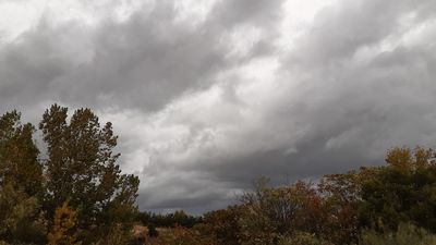 Bajada de las temperaturas, viento fuerte y lluvia para este domingo en Madrid