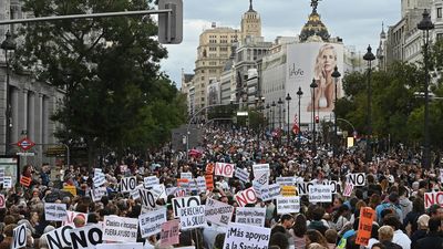 Miles de personas reclaman en las calles más recursos para la sanidad pública madrileña