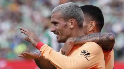 Dos goles de Griezmann dan al Atlético una victoria de peso sobre el Betis, 1-2
