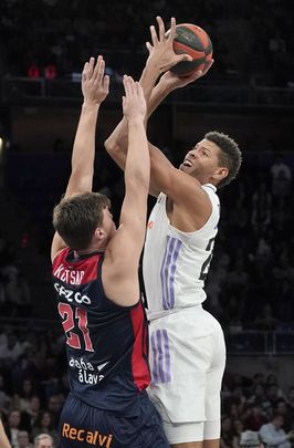 Kutsar trata de bloquear a Tavares / EFE