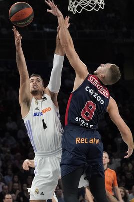 El alero del Real Madrid, Alberto Abalde  disputa un rebote ante el jugador lituano del Baskonia, Tadas Sedekerskis / EFE