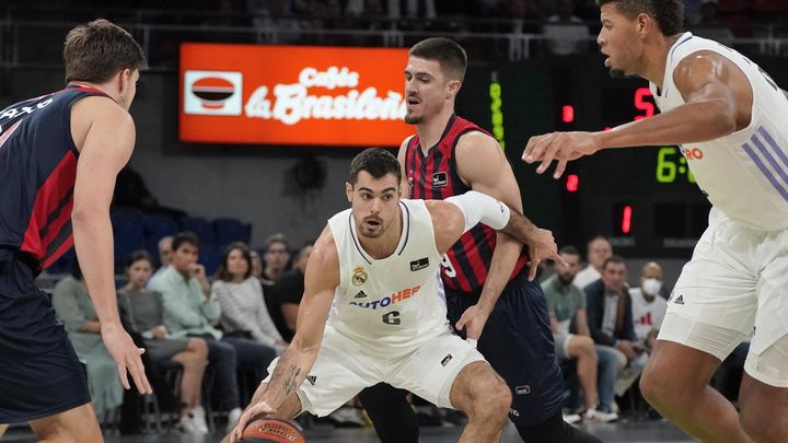 El alero del Real Madrid, Alberto Abalde , con el balón ante el jugador serbio del Baskonia, Vanja Marinkovifá, / EFE