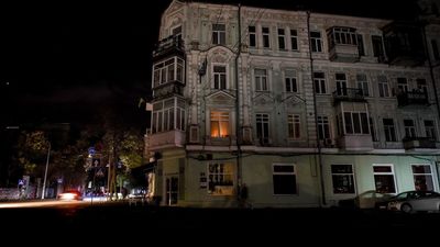 Rusia evacúa la ciudad de Jersón mientras deja sin luz a más de un millón de ucranianos