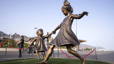 Una escultura recuerda en Tenerife a Anna y Olivia, víctimas de la violencia vicaria