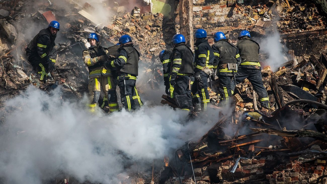 Rescatistas ucranianos trabajan en el sitio de un edificio residencial destruido por un ataque con drones rusos