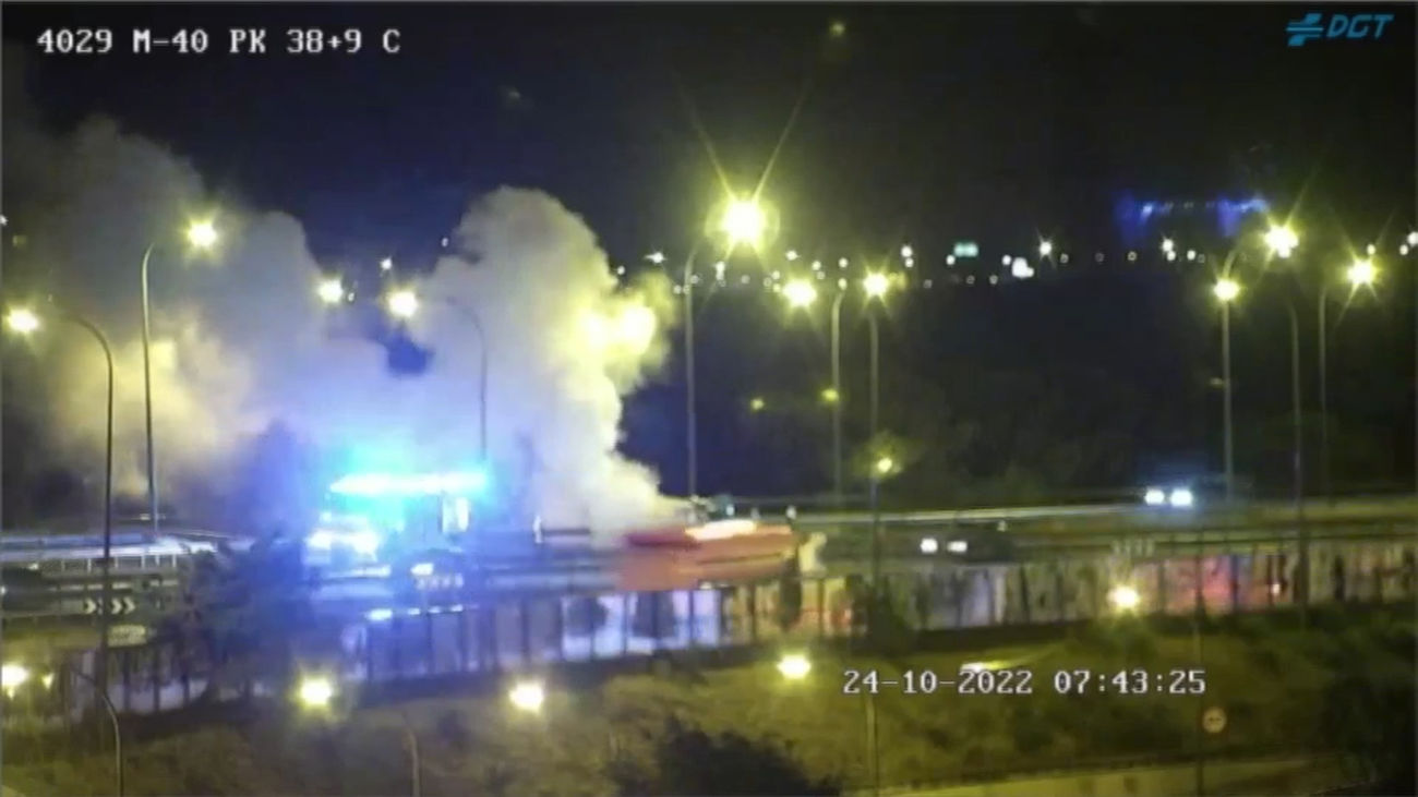 Arde un coche en la M-40 a la altura del desvío de Pozuelo